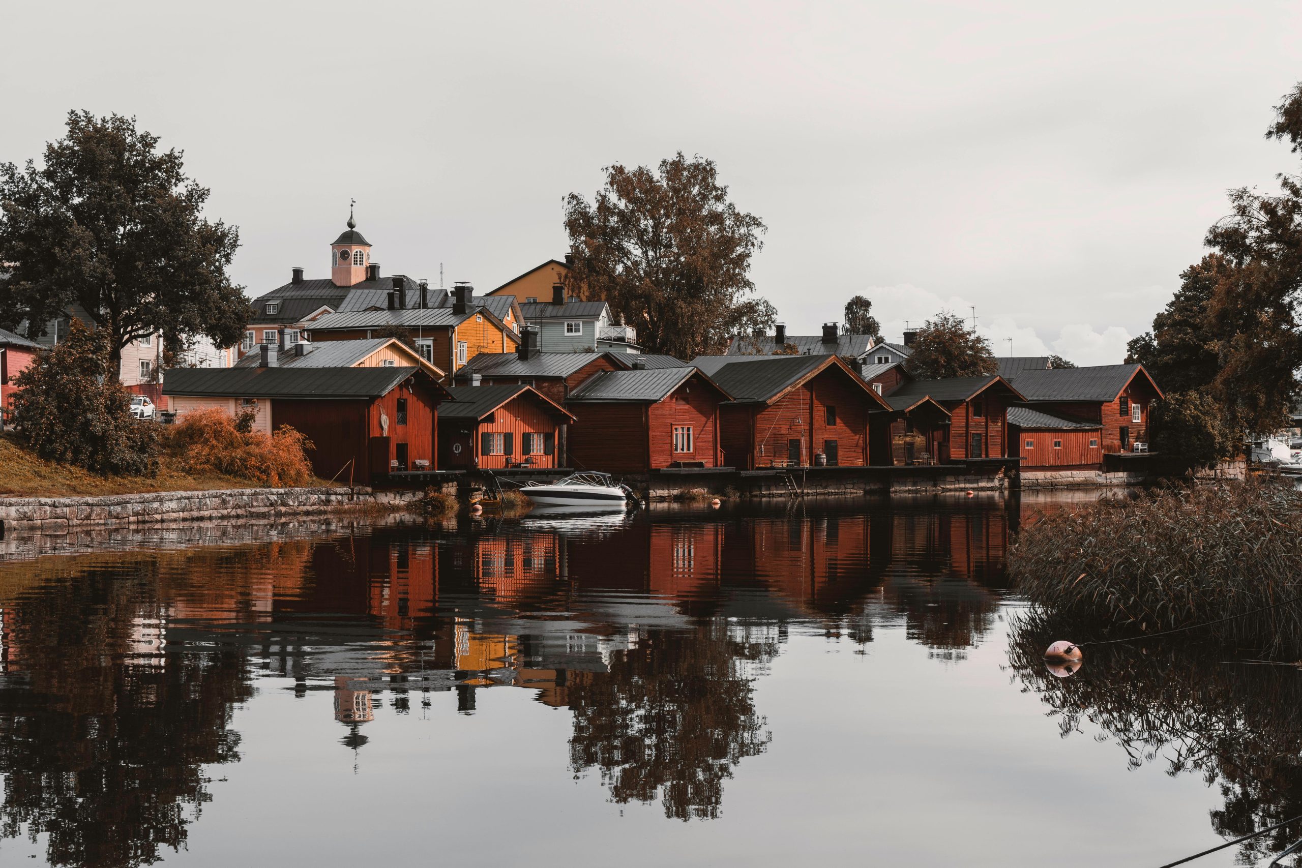 Salaojaremontin korkojen mittaus perustusten vierellä